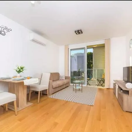 Iris Private Parking Apartman *
